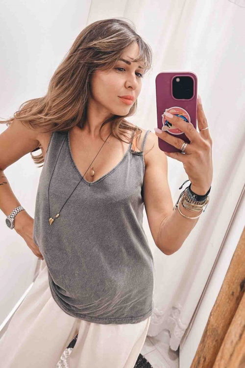 Cotton sleeveless v cut top Alaska