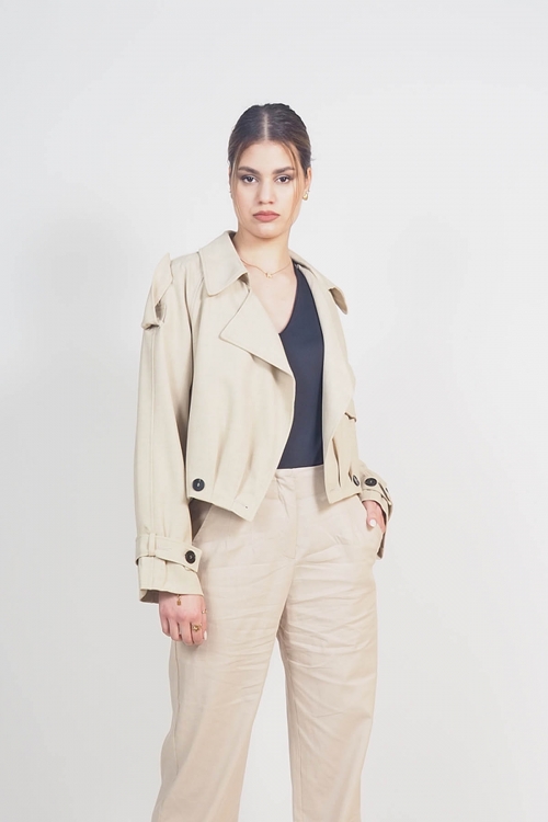 Cropped jacket with buttons
