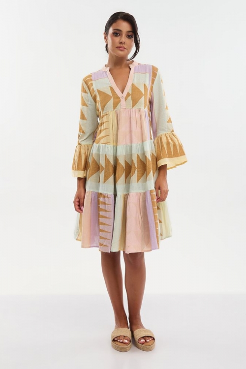 Short dress with 3/4 sleeves in pastel colors