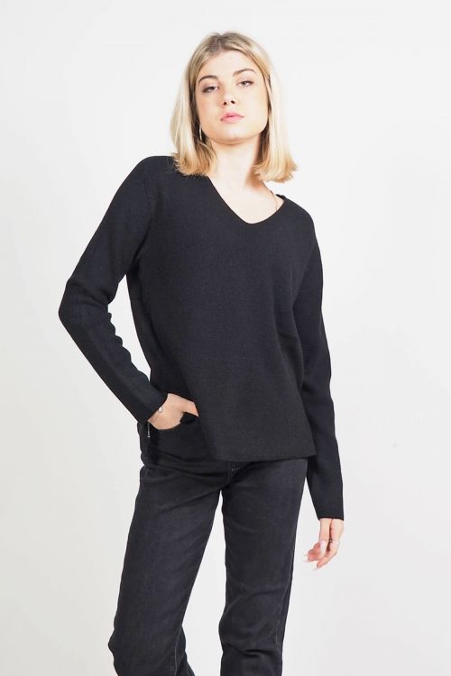 Μαλακό πουλόβερ με V λαιμόκοψη Sandra - Μαύρο