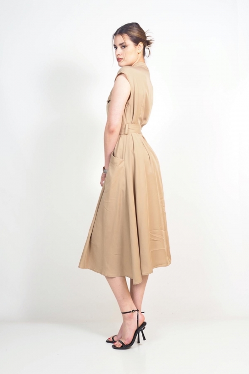 Sleeveless dress with belt