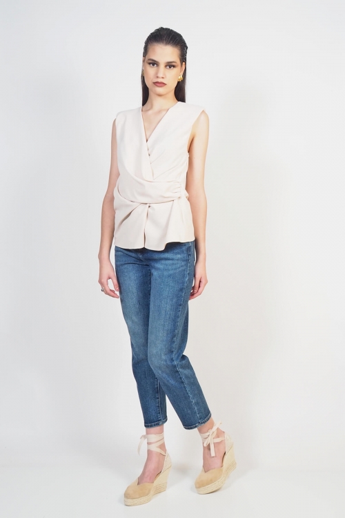 Sleeveless shirt with pleats & sura in the waist