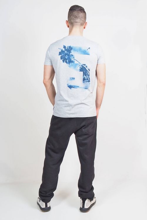 ΑΝΤΡΙΚΟ T-SHIRT ΜΕ ΣΤΑΜΠΑ ΣΤΗ ΠΛΑΤΗ